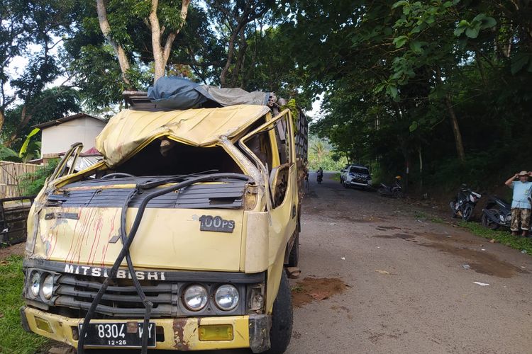 Penampakan truk yang terlibat kecelakaan maut rombongan peziarah di Jalan Raya Saguling, Kabupaten Bandung Barat (KBB), Jawa Barat pada Jumat (26/1/2024).