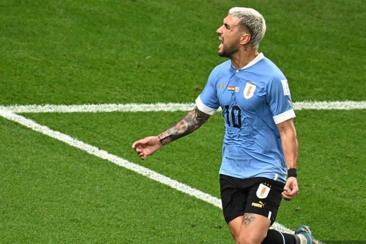 Pemain Uruguay Giorgian de Arrascaeta melepas tembakan voli manis dengan kaki kanannya yang menjebol gawang Lawrence Ati-Zigi pada laga Grup H Piala Dunia 2022 kontra Ghana, Jumat (2/12/2022).