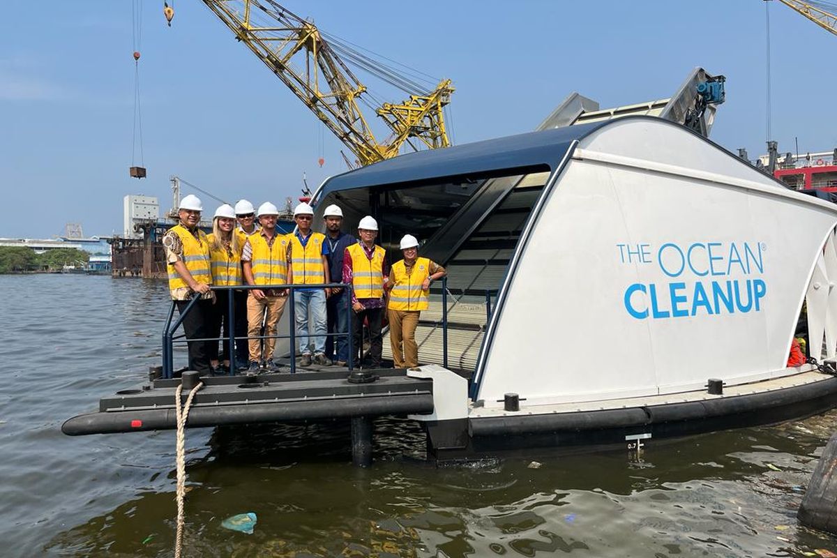 Coldplay dengan The Ocean Cleanup memberikan ?hadiah?, yakni kapal jenis interceptor untuk membersihkan sampah kepada Pemerintah Indonesia, khususnya Pemerintah Kabupaten (Pemkab) Tangerang beberapa waktu lalu. 
