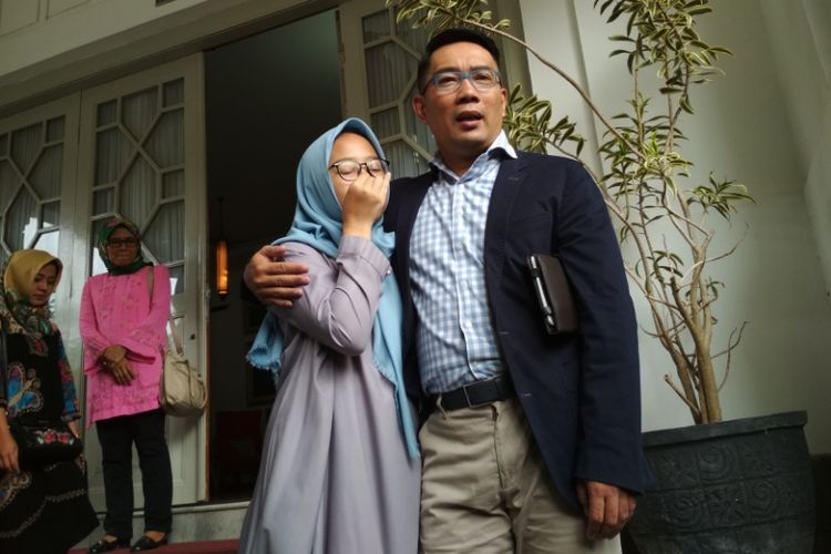 Wali Kota Bandung Ridwan Kamil bersama anak keduanya Camillia Laetitia Azzahra saat meninggalkan Pendopo Kota Bandung, Sabtu (20/1/2018).
