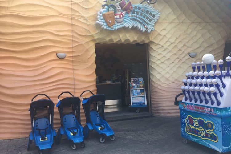 Tempat penyewaan stroler dan kursi roda di Ocean Park Hongkong.