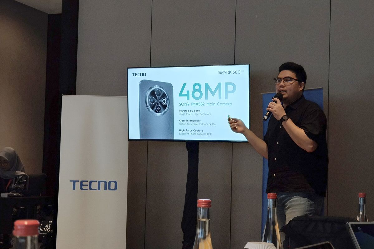 PR Manager Tecno Indonesia, Anthoni Roderick menampilkan keunggulan Tecno Spark 30C dalam acara Media Gathering Tecno x AFC di Hotel Pullman Bandung, Jawa Barat, Kamis (24/10/2024).