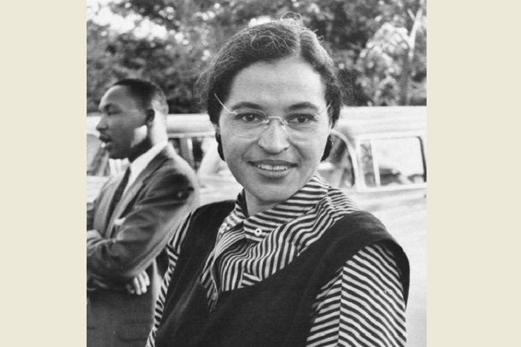 Rosa Parks, melawan aturan segregasi rasial dengan menolak menyerahkan kursi bus kepada penumpang kulit putih pada 1 Desember 1955. Penangkapannya memicu gerakan boikot besar-besaran terhadap bus di Montgomery, Alabama, Amerika Serikat. (Twitter)