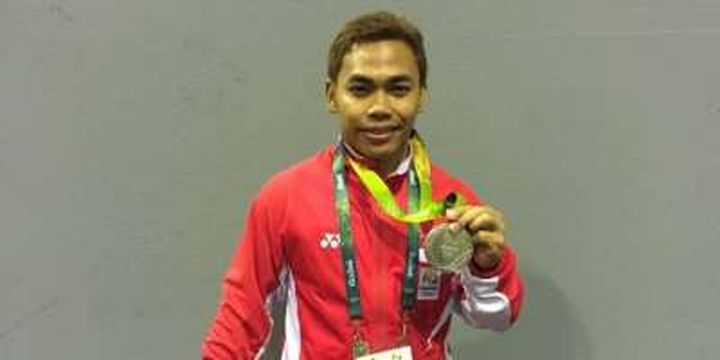 Lifter Indonesia, Eko Yuli Irawan, berpose dengan medali perak yang diperolehnya di kelas 62 kg pada Olimpiade Rio 2016 di Riocentro Pavilion 2, Selasa (9/8/2016).
