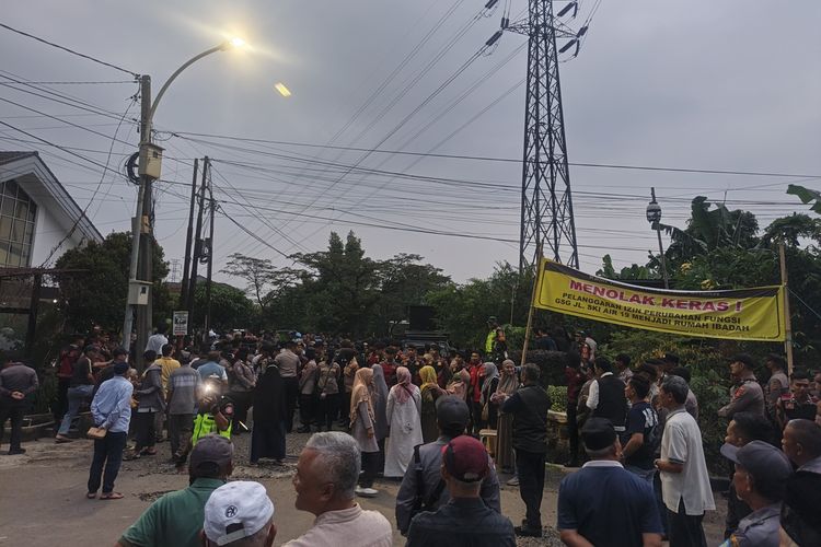 Warga Arcamanik Bandung Demo Saat Misa Jumat Agung, Tolak GSG Jadi Tempat Ibadah