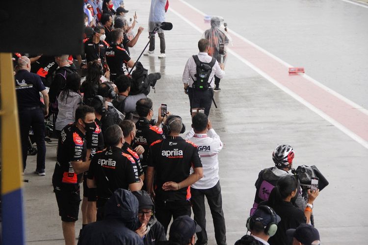 Kru yang merekam aksi pawang hujan di Sirkuit Mandalika. Pawang hujan turut dilibatkan untuk meredakan hujan yang mengguyur lintasan balap MotoGP Mandalika, Minggu (20/3/2022).