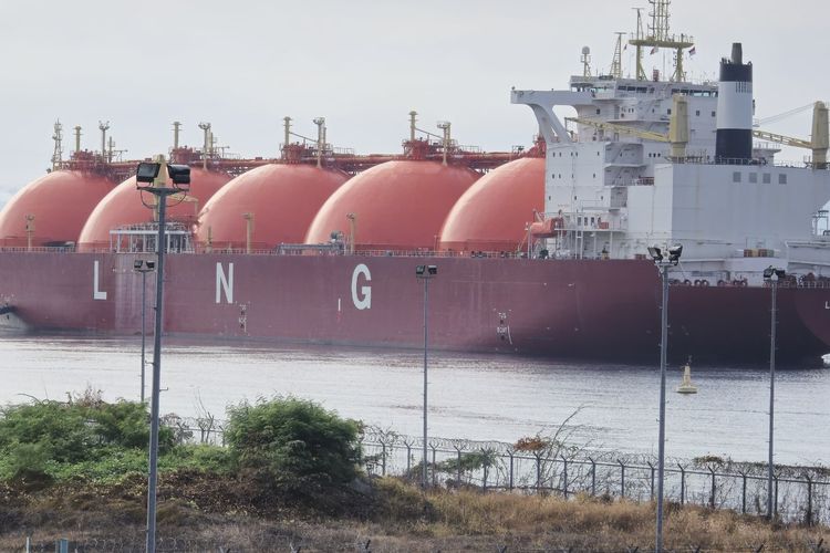 Pengiriman LNG DSLNG ke dalam negeri dukung pasokan energi bersih berkelanjutan.