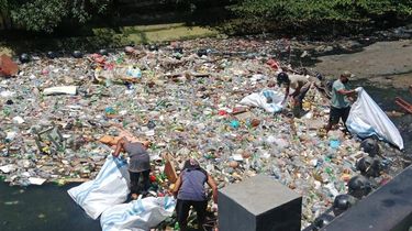 3 Bulan Pasang Trash Boom, Puluhan Ton Sampah Tertahan Tak Cemari Teluk Ambon