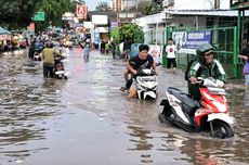 Banjir Putus Akses Jalan Ceger Raya Tangsel, Banyak Motor yang Mogok