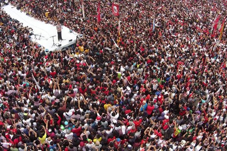 Calon Presiden Joko Widodo memberikan orasi dalam acara Konser Salam 2 Jari Menuju Kemenangan Jokowi-JK, di Stadion Utama Gelora Bung Karno, Senayan, Jakarta, Sabtu (5/7/2014). Konser ini dihadiri oleh ribuan simpatisan Jokowi-JK. 