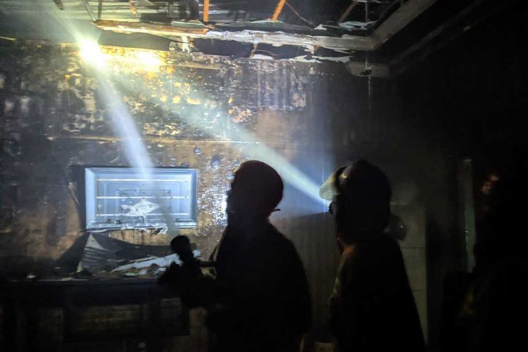 Petugas Damkar memadamkan kebakaran di ruang karaoke Central Guest House, Kecamatan Nusawungu, Kabupaten Cilacap, Jawa Tengah, terbakar, Kamis (18/8/2022).