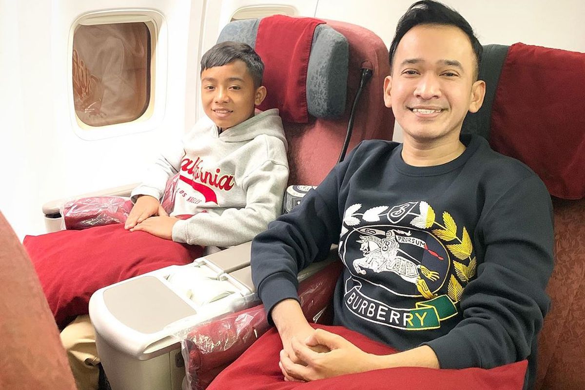 Pembawa acara Ruben Onsu (kanan) dan putra angkatnya Betrand Peto.