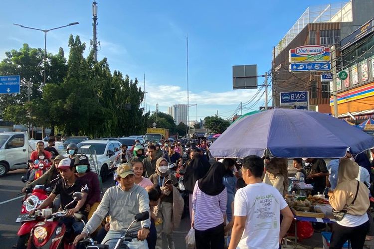 Suasana pasar takjil Ramadhan di Jalan Panjang, Kebon Jeruk, Jakarta Barat, Kamis (23/3/2023). 