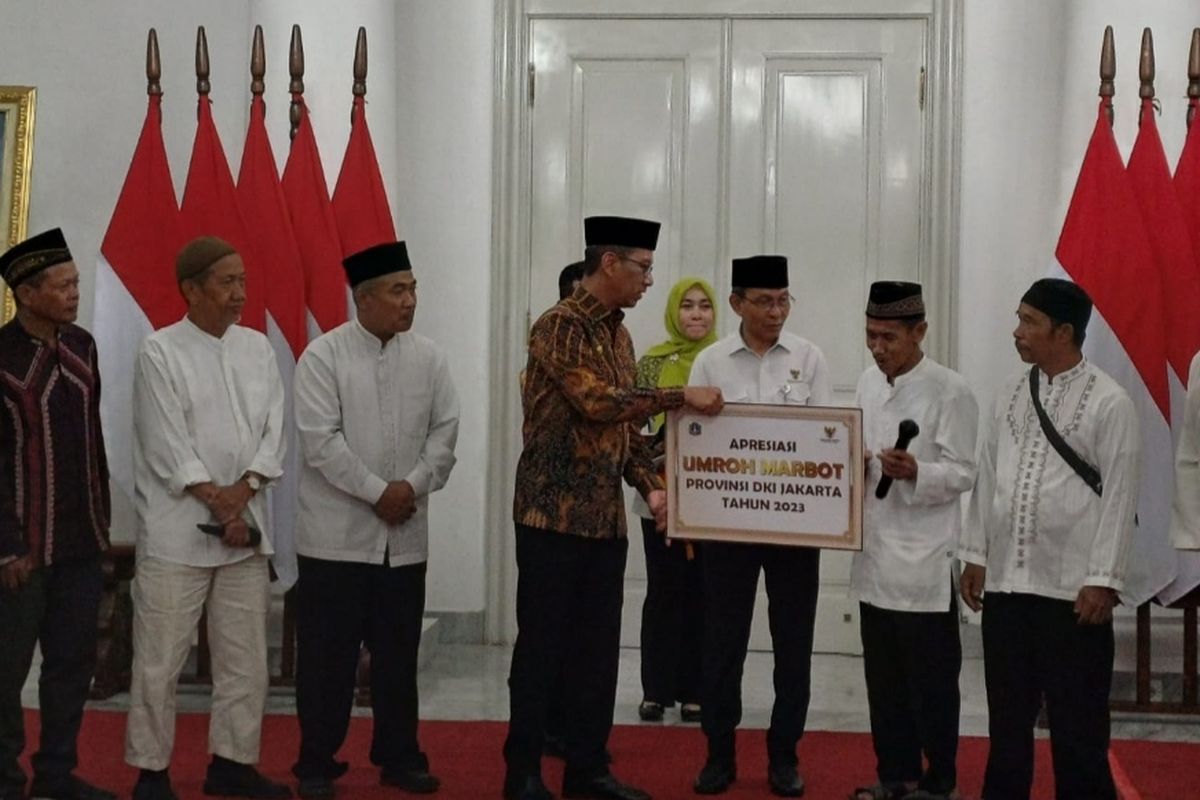 Penjabat (Pj) Gubernur DKI Jakarta Heru Budi Hartono memberikan hadiah umrah kepada 12 marbot masjid yang tersebar di Jakarta. Pemberian hadiah itu dilakukan di Balai Kota DKI Jakarta, Kamis (23/11/2023).