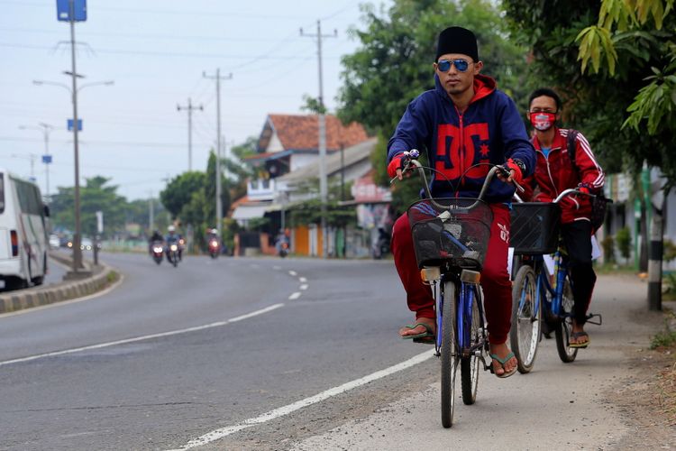 Sejumlah pemudik santri menggunakan sepeda melintas di daerah Comal, Kabupaten Pemalang, Jawa Tengah, Jumat (23/6/2017). Beragam cara dilakukan para pemudik untuk bisa kembali ke kampung halaman, salah satunya dengan menggunakan sepeda.