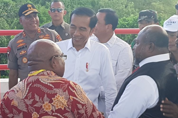 Presiden Joko Widodo sedang berbincang dengan beberapa kepala daerah di Provinsi Papua, usai meresmikan Jembatan Youtefa, Kota Jayapura, Senin (28/10/2019)