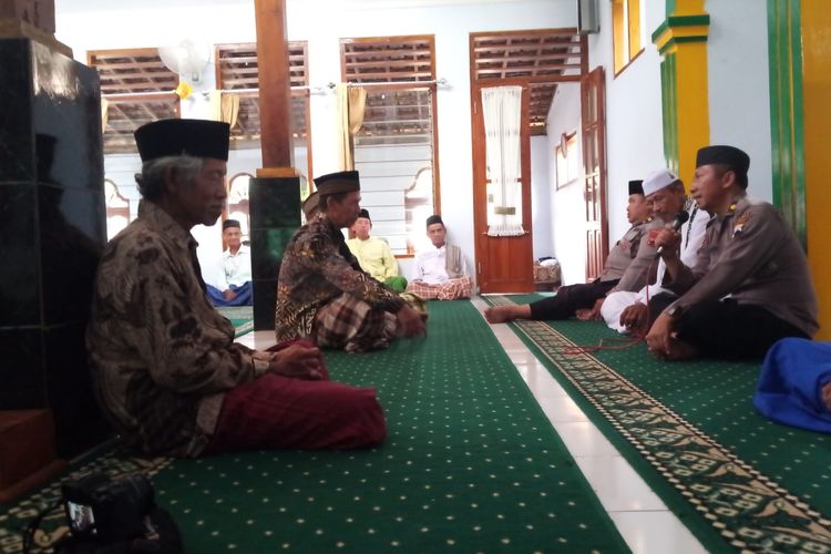 Polres Purworejo saat ini tengah gencar turun ke desa-desa untuk mengajak warga menangkal intoleransi beragama. Seperti yang dilakukan pada Jumat (27/1/2023) di Desa Dewi Kecamatan Bayan. 