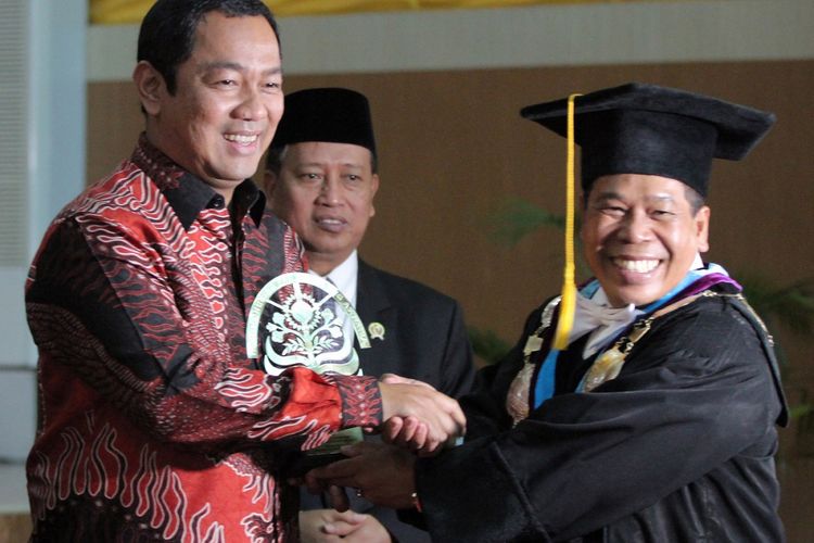 Wali Kota Semarang, Hendrar Prihadi, menerima penghargaan Upakarti Prabaswara Mandala dari Rektor Universitas Negeri Semarang, Fathur Rokhman dalam Upacara Dies Natalis UNNES ke-53 di Auditorium Gedung Prof Wuryanto, Sekaran, Gunungpati, Kota Semarang, Kamis (29/3/2018).