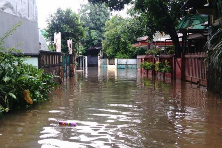 Pemukiman RT 03 RW 09 Jalan Taman Makala Selatan 3 tergenang banjir paling tinggi 80 sentimeter akibat luapan Kali Buaran atau Kali Jatikramat di Makala Sari, Duren Sawit, Jakarta Timur. Selasa (21/2/2017)