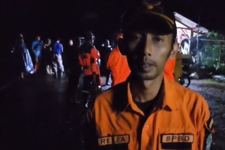 Salah satu petugas yang siaga di lokasi longsor kawasan Cikijing yang memutuskan akses Jalan Nasional Majalengka - Kuningan Jawa Barat, Kamis (6/3/2024) dini hari