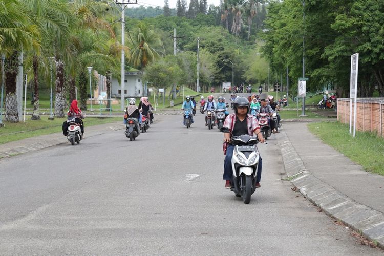 Mahasiswa melintas di jalan kampus Universitas Malikussaleh (Unimal) Kompleks Bukit Indah, Kota Lhokseumawe