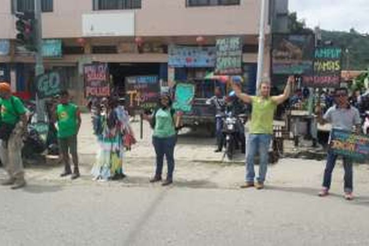 Tampak sejumlah anggota komunitas Forum Peduli Port Numbay Green menggelar kampanya Hari Peduli Sampah Nasional di Abepura, Kota Jayapura, Papua, Sabtu (20/2/2016). 