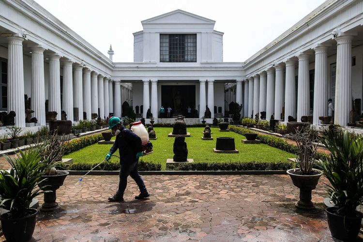 Petugas menyemprotkan cairan disinfektan di halaman gedung A, Museum Nasional, Jakarta Pusat, Senin (16/3/2020). Kegiatan ini untuk meminimalisir penyebaran penyakit akibat virus Covid-19 di Museum Nasional dan menutup layanan kunjungan mulai dari tanggal 15-25 Maret 2020.