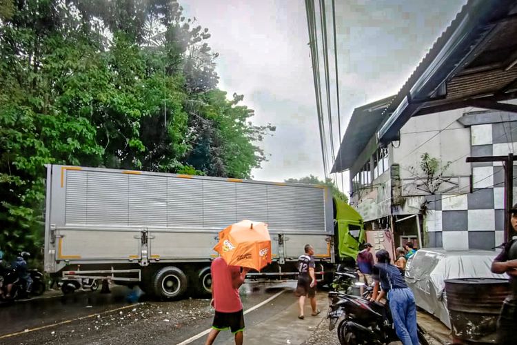 Sebuah warung di tepi Jalan Raya Cianjur-Bandung tepatnya di Kampung Karang Mulya, Desa Cipatat, Kecamatan Cipatat, Kabupaten Bandung Barat (KBB), Jawa Barat dihantam truk tronton pada Rabu, (1/2/2023).