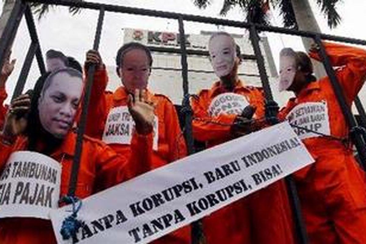 Aktivis berdandan ala terpidana dan terdakwa kasus korupsi saat mengikuti Karnaval Arak Koruptor di Gedung Komisi Pemberantasan Korupsi (KPK), Jakarta Selatan, Kamis (9/12/2010).