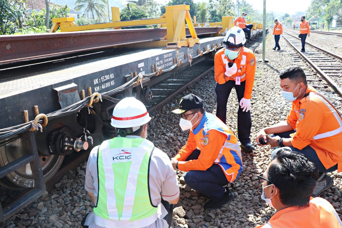 Rel kereta cepat R.60 panjang 50 meter sebanyak 60 batang dari Stasiun Cilacap menuju Stasiun Rancaekek, Kabupaten Bandung.