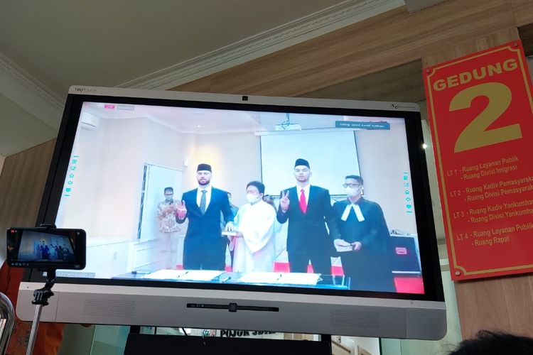 Layar televisi menunjukkan momen saat Sandy Walsh dan Jordi Amat menjalani sumpah WNI di Kantor Wilayah Kementerian Hukum dan HAM, Jakarta, Kamis (17/11/2022).
