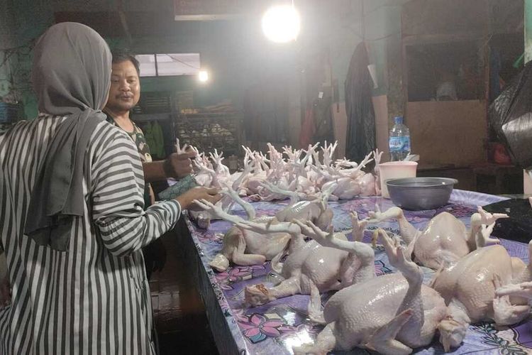 Salah satu pedagang daging ayam yang sedang melayani konsumennya di Pasar Tradisional Panakkukang, Kecamatan Panakkukang, Kota Makassar, Sulsel, Sabtu (9/3/2024).