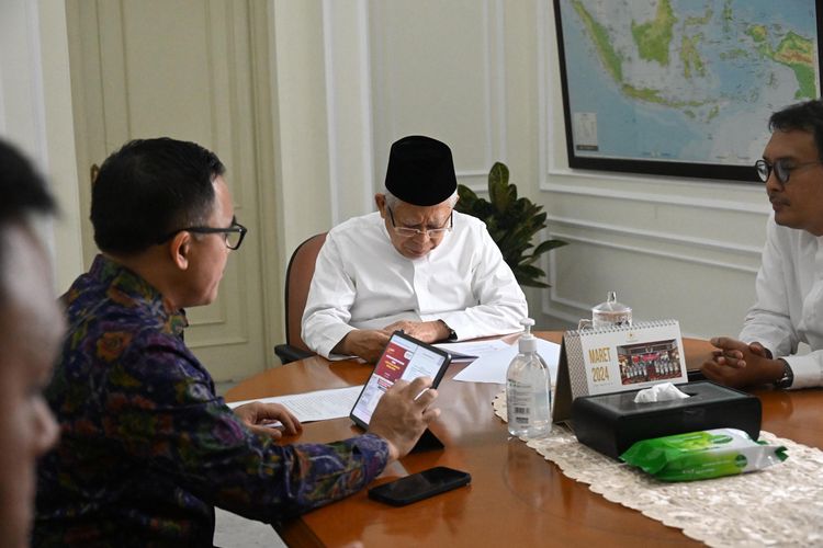 Menteri Pendayagunaan Aparatur Sipil Negara Reformasi Birokrasi (Menpan-RB) Abdullah Azwar Anas bertemu dengan Wakil Presiden (Wapres) Republik Indonesia (RI) Ma?ruf Amin di Istana Wapres, Jumat (26/4/2024).