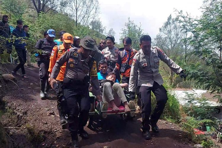 Survivor yang hilang saat mendaki ke kawah dievakuasi oleh tim gabungan 