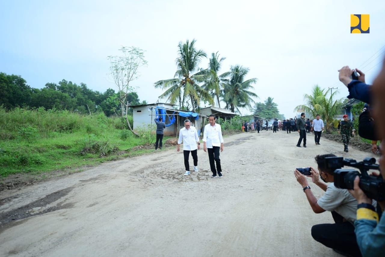 Senyum Jokowi Saat Diberitahu Warga Lampung Jalan Rusak Baru Diperbaiki 2 Hari Lalu