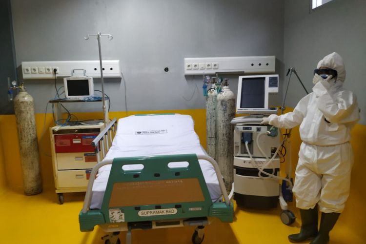 Tim medis menggunakan APD lengkap saat menunjukan ruang isolasi pasien corona di RSU dr Slamet Garut, beberap waktu lalu