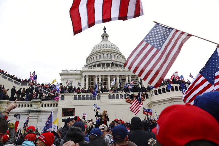 Pendukung Presiden Donald Trump berkumpul di luar Gedung Kongres AS, Rabu, 6 Januari 2021, di Washington. 