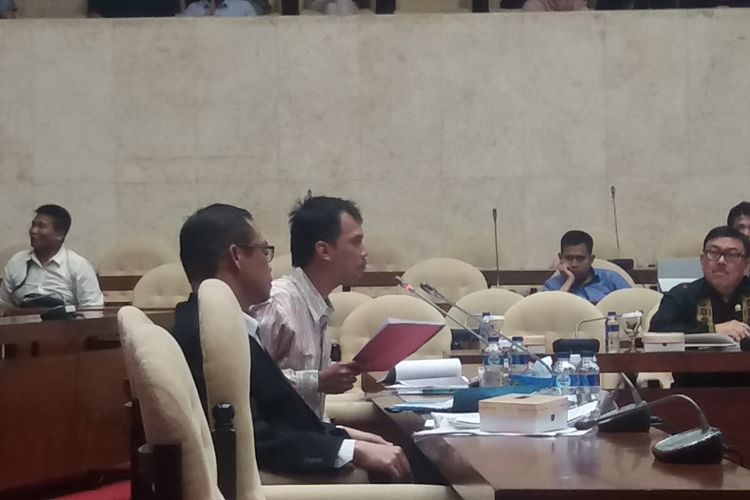 Terpidana kasus suap sengketa Pilkada di Mahkamah Konstitusi, Muchtar Effendi dan keponakannya Miko Panji Tirtayasa dalam rapat pansus di Kompleks Parlemen, Senayan, Jakarta, Selasa (25/7/2017).