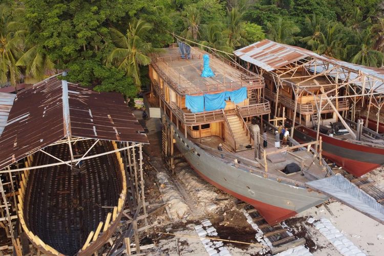 Ilustrasi pembuatan kapal Pinisi. Lokasi pembuatan kapal Pinisi bisa ditemui di Desa Tana Beru, Kecamatan Bonto Bahari, Kabupaten Bulukumba, Sulawesi Selatan
