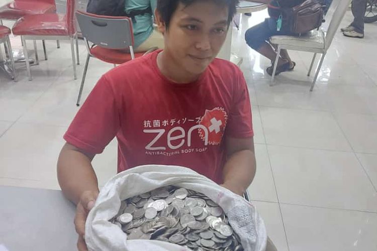 Ahmad Rasidi (27) Warga Kelurahan Lateng Kecamatan Banyuwangi saat membeli sepeda motor menggunakan uang koin Selasa (05/1/2020). 