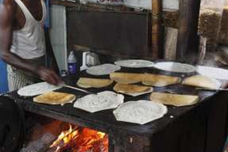 Koki di sebuah restoran di India.