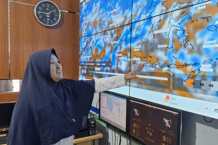 Prakirawan Badan Meteorologi Klimatologi Geofisika (BMKG) Stasiun Ahmad Yani Semarang, Noor Jannah Indriyadi diwawancarai di kantornya, Senin (15/7/2024).