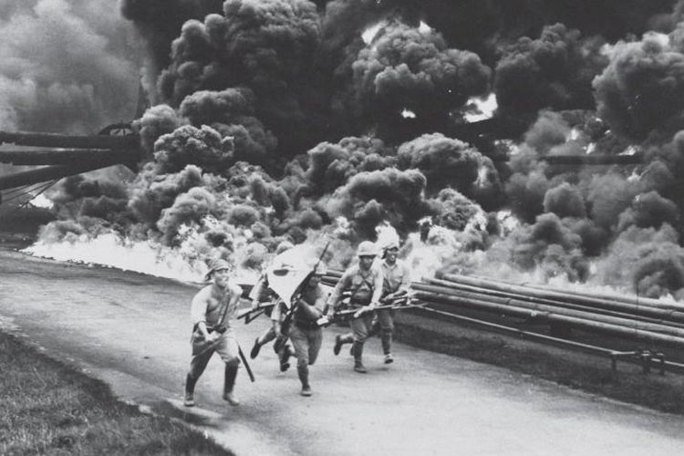 Detasemen Sakaguchi berusaha menyelamatkan diri dari kobaran api di kilang minyak Balikpapan, 24 Januari 1942.
