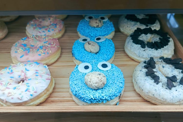 Nichie Donut salah satu inovasi donat yang terbuat dari labu dengan varian untuk anak-anak dijual di Pakuwon Mall Surabaya, Jawa Timur.