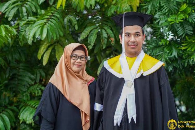 Raditya Arief Putrasetiawan mahasiswa 
penyandang  tunanetra yang berhasil lulus cumlaude dari UI dengan IPK 3,84.