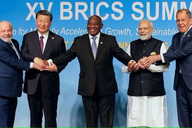 Para pemimpin negara-negara BRICS berpose bersama dalam KTT BRICS di Afrika Selatan yang juga dihadiri oleh Presiden Jokowi (tidak tampak), 23 Agustus 2023. 