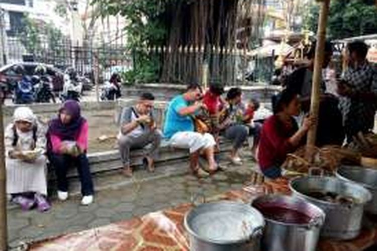 Pengunjung saat asyik menikmati kuliner tradisional di bawah pohon beringin Taman Budaya Yogyakarta. Pasar Kangen Jogja dilaksanakan di Taman Budaya Yogyakarta tanggal 19-27 Juli 2016.