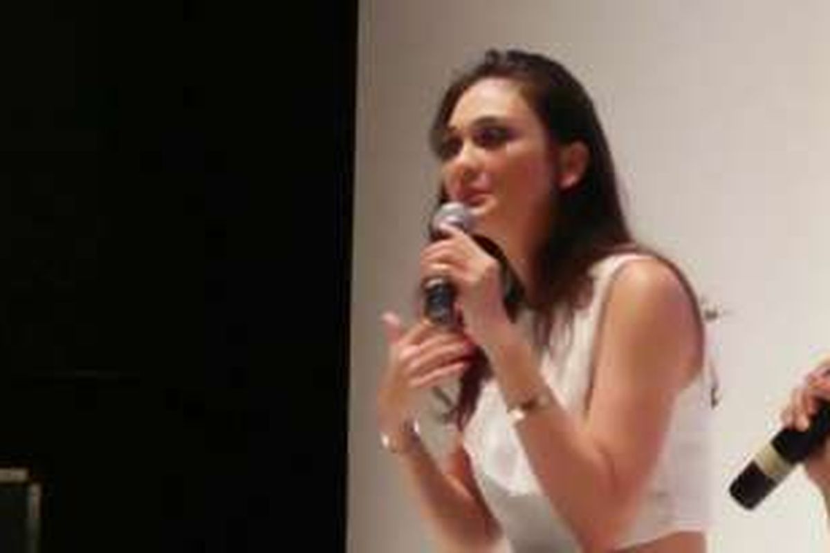 Luna Maya menjadi pembicara mengenai bisnis lini busana, di Jakarta Convention Center pada Minggu (11/9/2016).