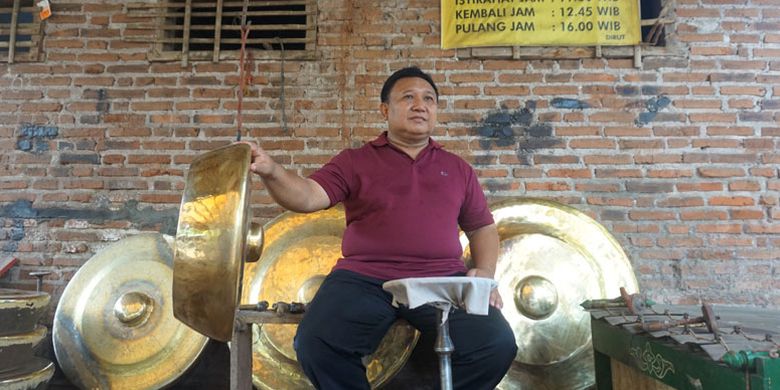 Mustika Laras memproduksi gamelan sejak tahun 1959. Usaha ini ditekuni secara turun temurun. Sekarang ditekuni oleh Didik Adiono sebagai generasi ketiga. Mustika Laras berada di Desa Jatirejo, Kecamatan Loceret, Kabupaten Nganjuk, Jawa Timur. Foto diambil Kamis (24/1/2019).