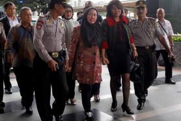 Gubernur Banten, Ratu Atut Chosiyah memenuhi panggilan Komisi Pemberantasan Korupsi (KPK) untuk menjalani pemeriksaan sebagai tersangka di Gedung KPK, Jumat (20/12/2013). Ia ditetapkan sebagai tersangka kasus dugaan korupsi pengadaan alat kesehatan (alkes) di Provinsi Banten dan kasus dugaan suap terkait pengurusan sengketa Pilkada Lebak.  